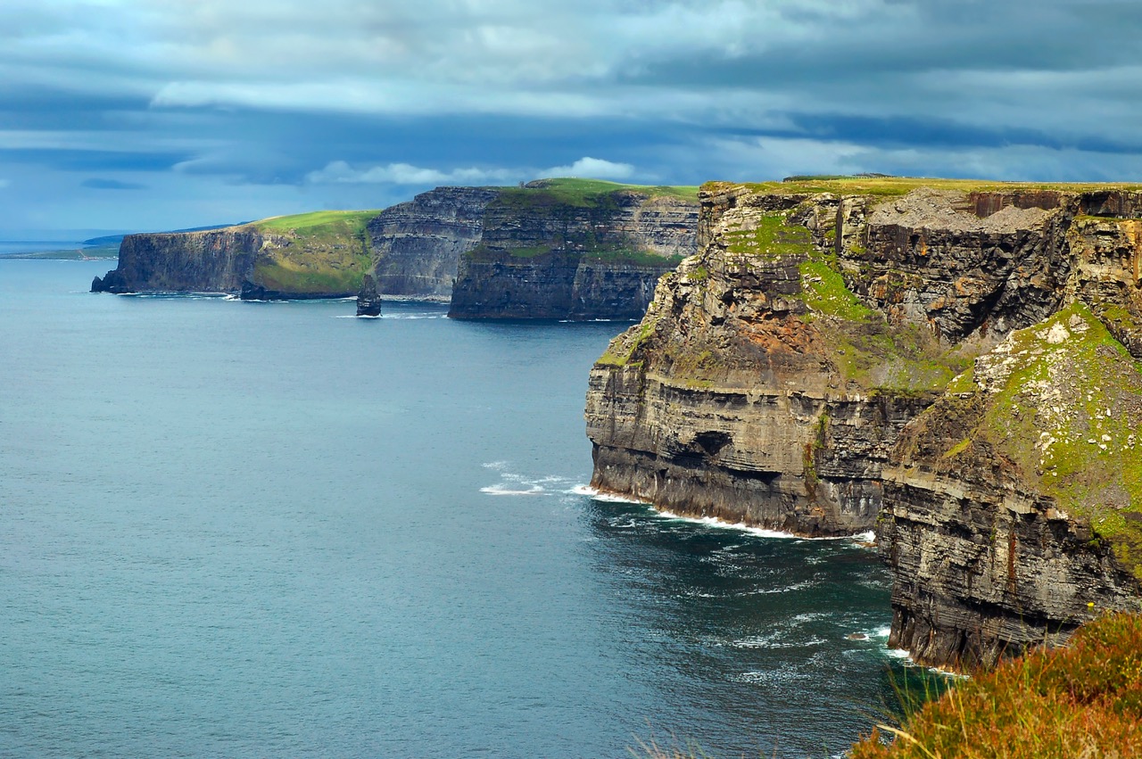 Umzug nach Irland: Atlantischer Ozean mit Blick auf Cliffs of Moher in County Clare